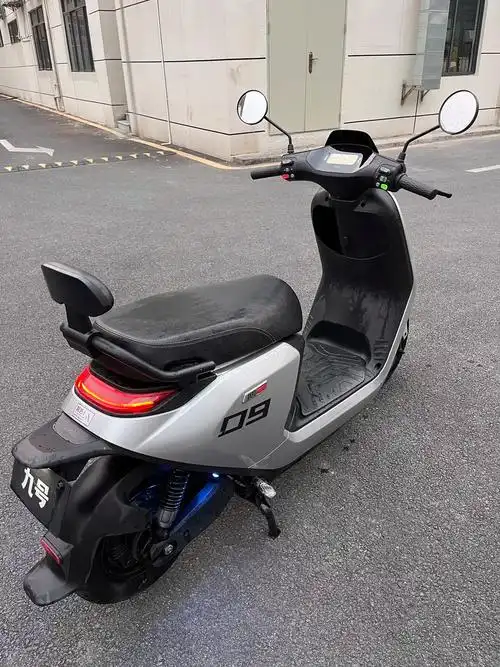 超级无敌好看且智能的九号机器人电动车.