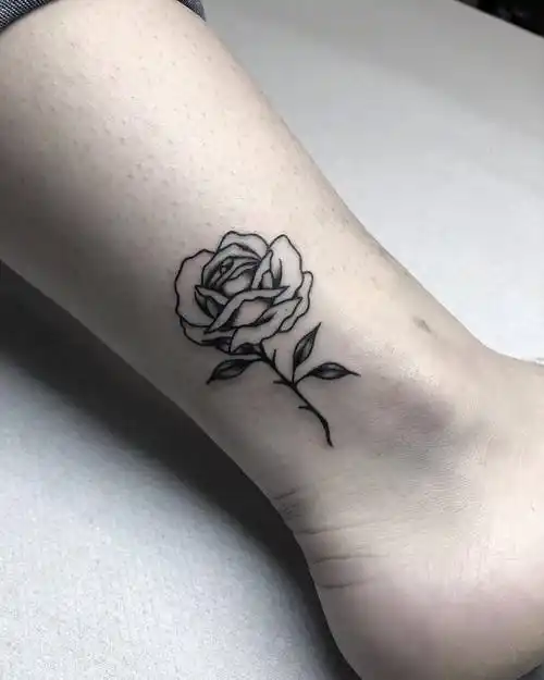 小腿黑灰简约玫瑰纹身图案