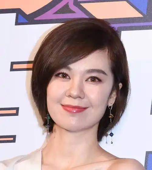 郁可唯身材好穿衣撑得住,大码卫衣配落肩设计,看着精神不显颓废_粉色