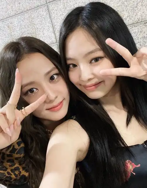 blackpink jisoo&jennie 打啵j邀请你前来吃糖!