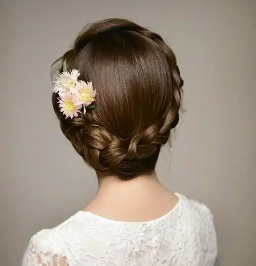 换上编发盘发造型,怎么看怎么唯美浪漫,极具小清新风格的一款盘发发型