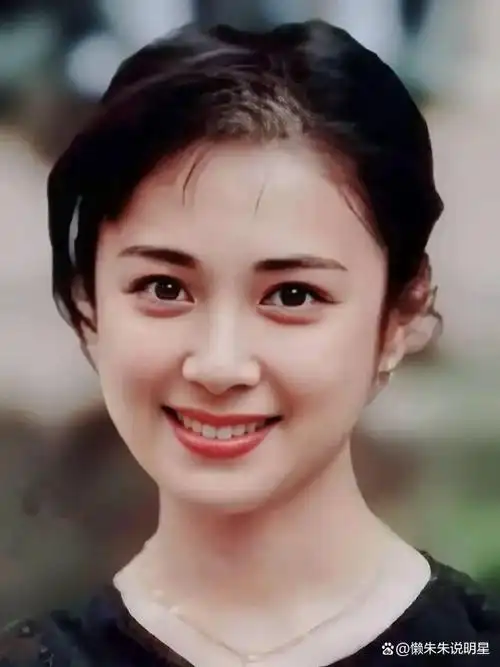 她在《封神榜》中饰演的苏妲己被誉为"最美妲己",那时的傅艺伟五官