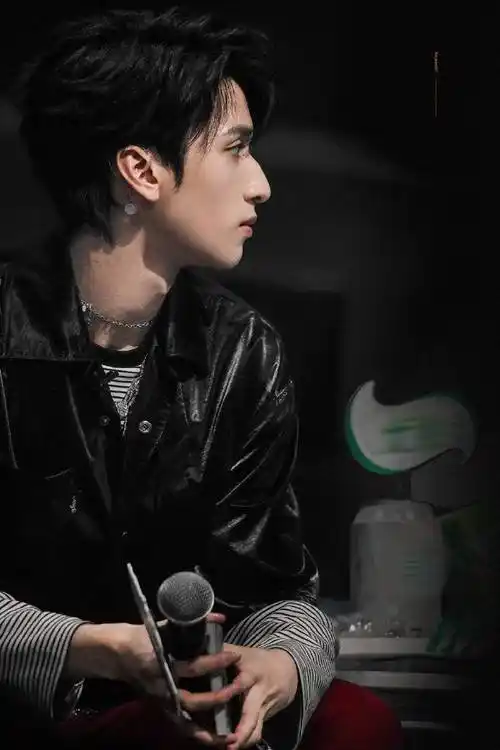 这优越的下颌线和高挺的鼻梁,果然帅哥真的是天生的