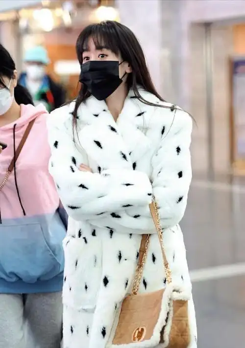 袁冰妍化身小棕熊穿厚重颗粒绒外套配尖顶帽保暖洋气又减龄