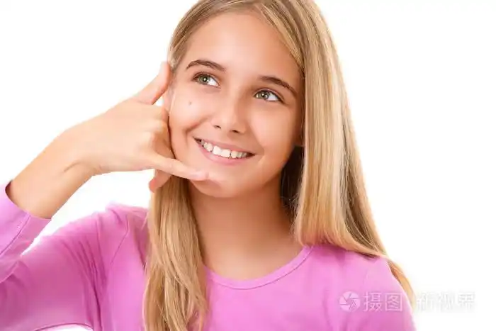 可爱的年轻女孩接电话我手势的画像.分离