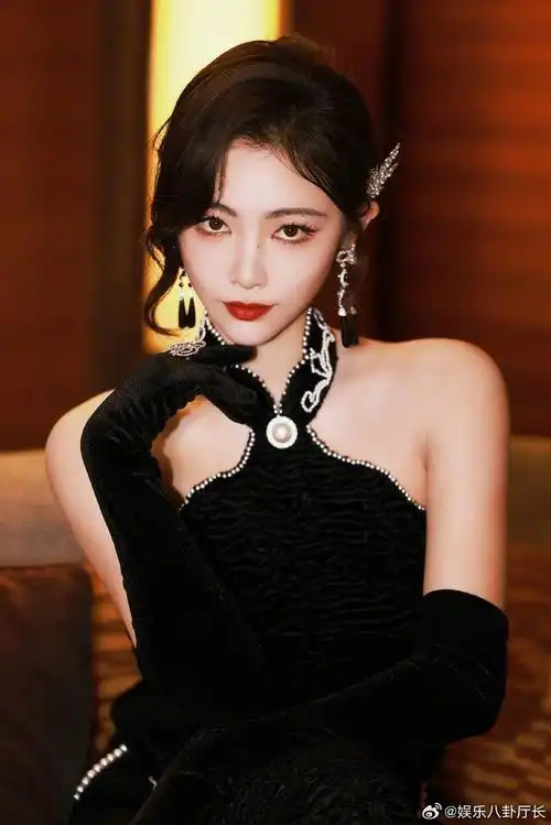 许佳琪今日看秀造型黑色礼服搭配红唇妆容复古风韵的kiki也太好看了吧