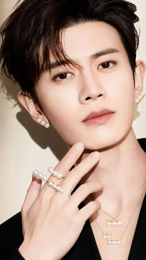 任嘉伦这几张锁屏真的太绝美了时不时点一下手机屏幕只为了看这个帅气