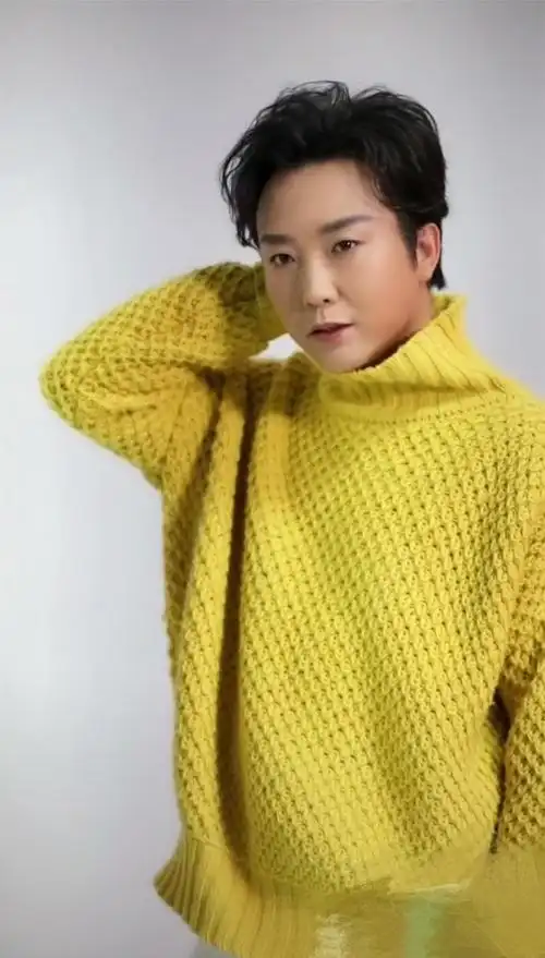 42岁李玉刚近照曝光脸部圆润嘴唇油光锃亮被嘲像富态中年大妈