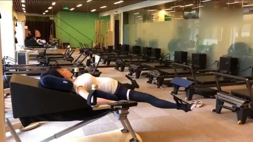 35岁谢楠怀二胎坚持大幅度运动 网友:不愧是吴京老婆