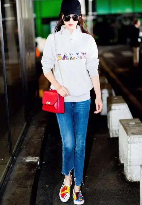 看唐嫣如何驾驭中分发型|唐嫣|发型|牛仔裤_新浪新闻