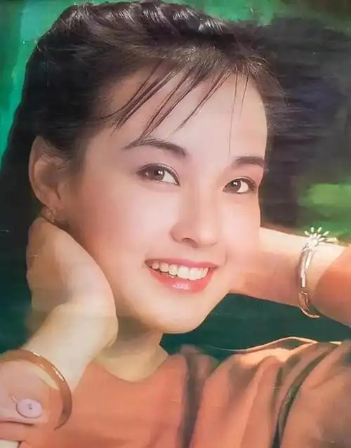 刘晓庆无论是颜值还是身材都无可挑剔,她的事业一直风光无限,年轻时更