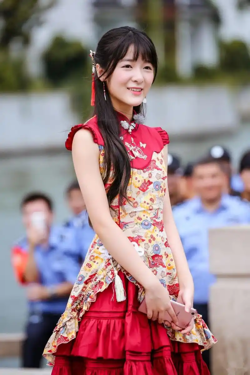 美!穿上旗袍的女明星,一个比一个古典高雅