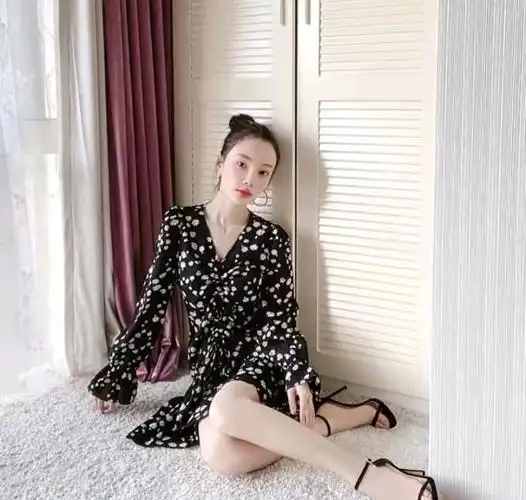 39岁的李小璐也太嫩啦!身穿白色卫衣搭配蓝色牛仔裤,像个高中生