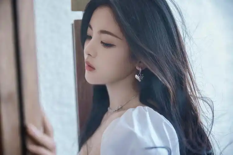 杨超越穿小白裙清纯可人 五官精致大眼迷人