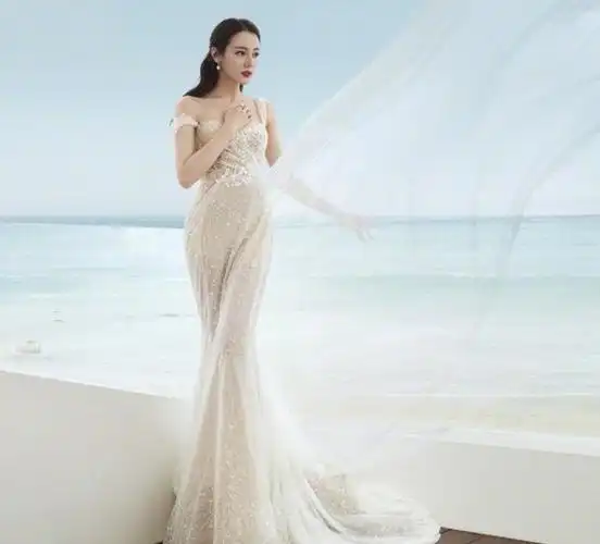 迪丽热巴腰臀比真不是女明星里最好的穿鱼尾婚纱太绝了