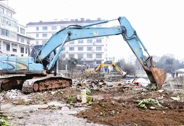 昨天上午,县重点项目武川路延伸工程(东升路至新兴路段)开工建设.