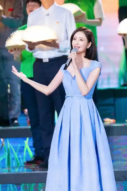 佟丽娅真是一个多才多艺的女艺人,不仅演技比较精湛,唱歌,跳舞,朗诵