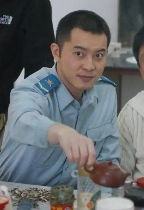 有点恍惚,自己以前这么瘦沙爹别忘了你可是军艺校草!