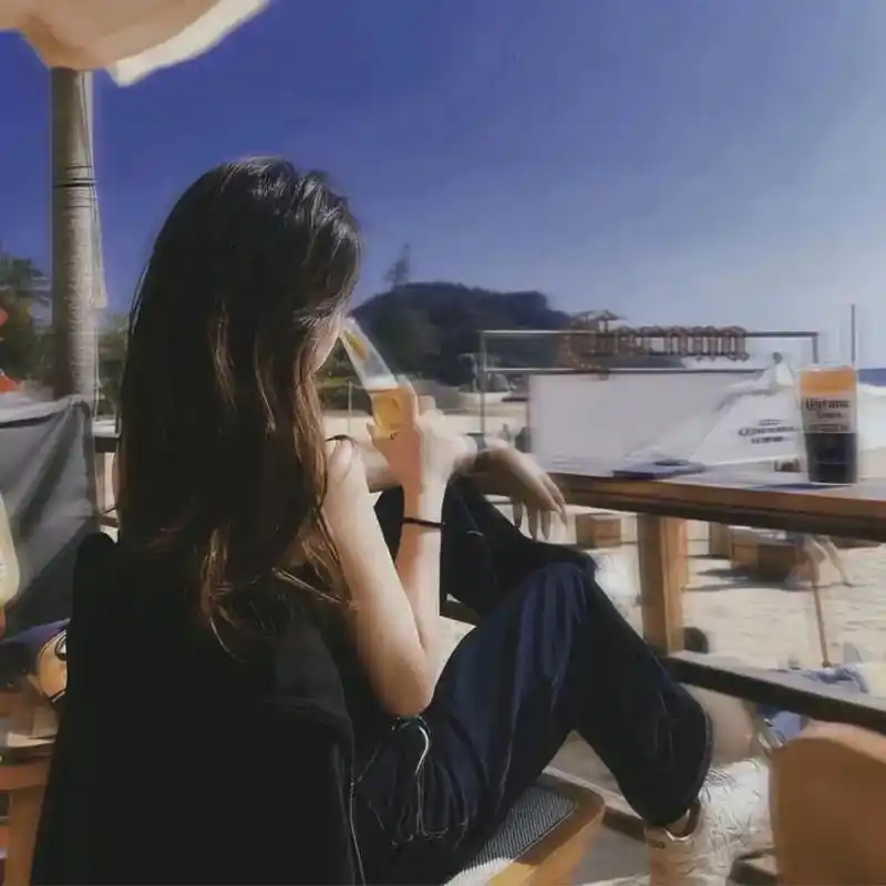 氛围感拉满的头像 #高级感女生头像 #背影 #慵懒偏冷淡风 - 兑趑