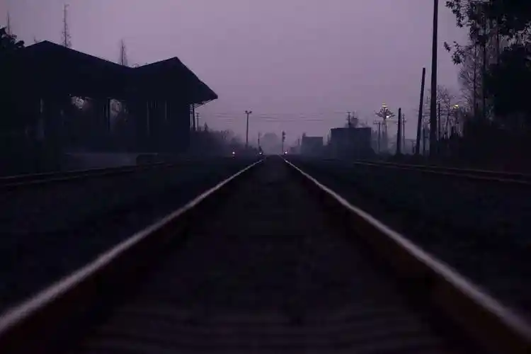 都说车站是离别与悲伤的地方, 但何尝又不是重逢与欢聚的站台!