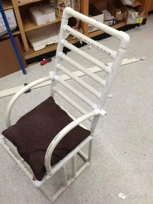 而且椅子质量轻,小孩自己就能搬着跑,还可以锻炼下他们的独立能力.