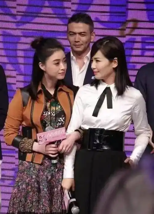 刘涛蒋欣同框对比,44岁刘涛显老,40岁蒋欣身材丰满,女人味爆棚_黑色