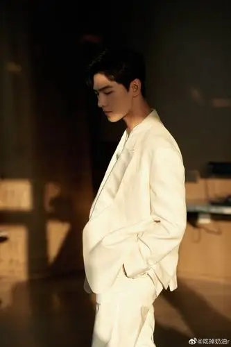 你逆光而来,嘴唇微起,那一抹笑容本身就是人间的一束光