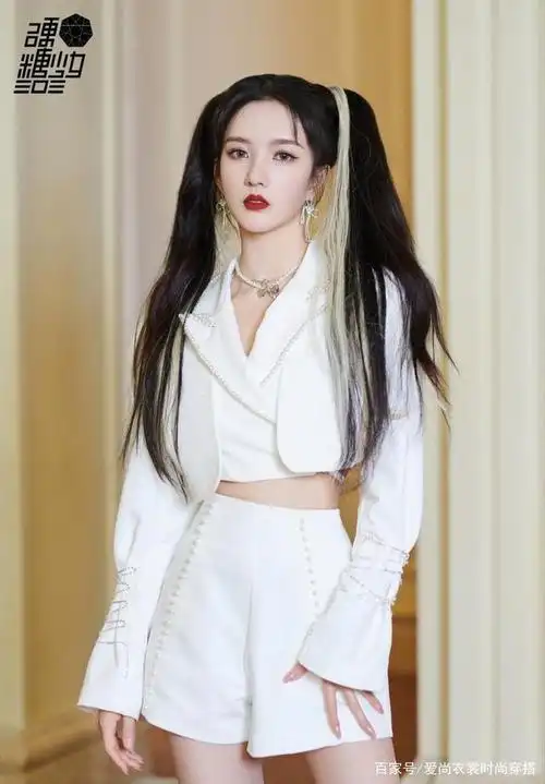 刘些宁晒双马尾照# 硬糖少女《双马尾》海报曝光,刘些宁挑染双马尾