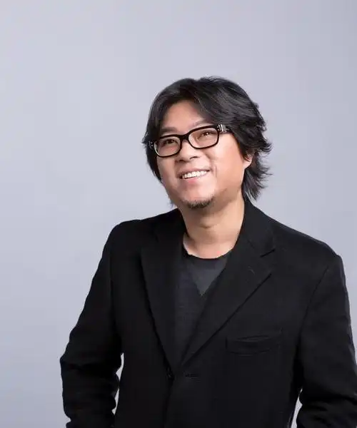 事实证明,"崇洋媚外"的高晓松已经在"另一条路上"越走越远