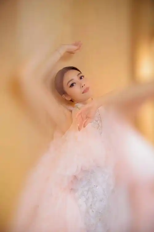 容祖儿粤语主持大湾区新年音乐会演唱歌曲彩云追月舞台梦幻唯美