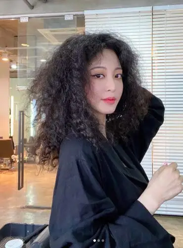 李多熙,韩艺瑟烫同款"爆炸卷发"全靠颜值在撑网批:显老