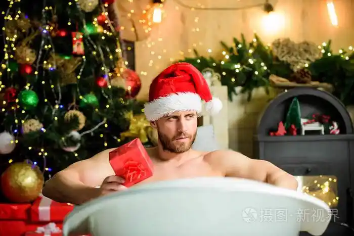 最好的圣诞礼物.圣诞温泉.肌肉男放松浴缸.性感成熟男士浴.寒假.