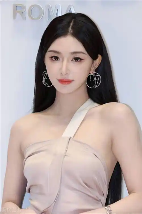 青春女星孔雪儿晒绿色泳衣写真,皮肤白皙如玉,身材苗条修长,气质迷人