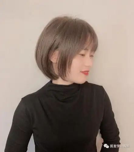 今年最流行的短发有很多款式,但是这款波波头短发就是最俏皮可爱的
