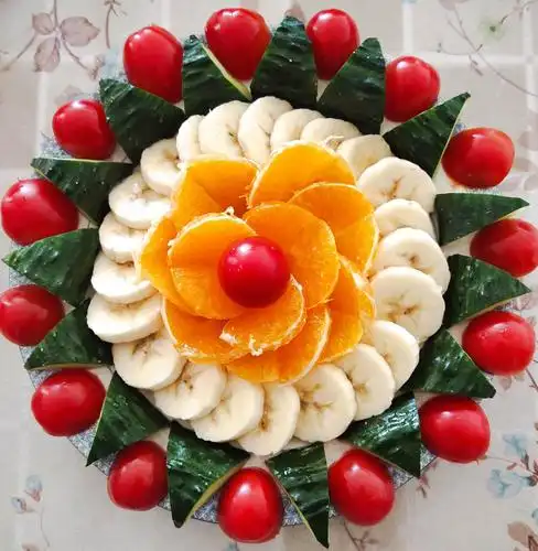 陆老师也做了一个漂亮的果蔬拼盘,一朵绚丽的果蔬花,一起祝福我们