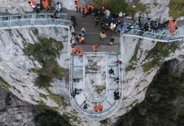 九华山修建第一座高空玻璃栈道,平均海拔1141米,高差为400米,总长度约