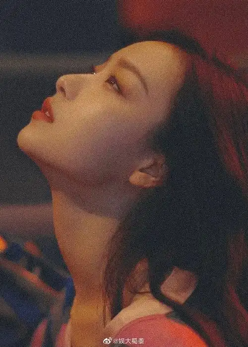 真的好看,一直觉得就目前活跃在荧幕上的女明星,倪妮的侧脸是最绝的