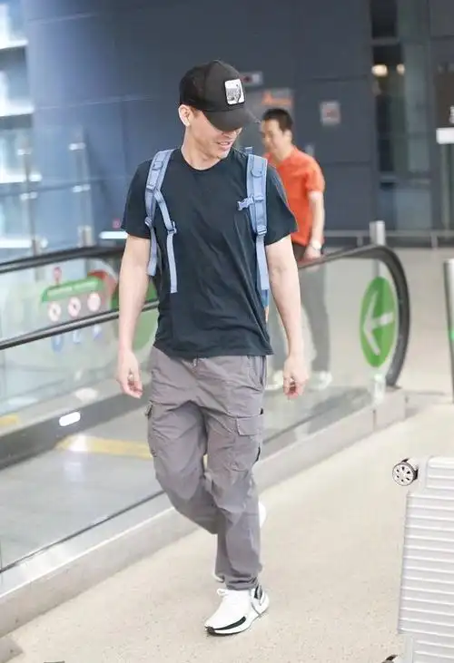 徐静蕾黄立行现身机场45岁老徐扎公主发依旧少女身材却胖一圈