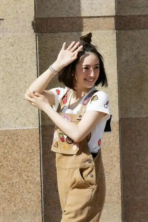 林依晨又换新发型齐刘海新造型配黄色衬衫真看不出37岁了