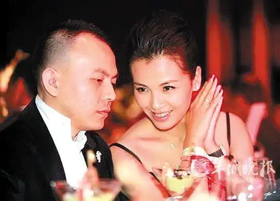 刘涛总是陪王珂渡过难关(资料图)近日,女星王艳的继子,周迅的前绯闻