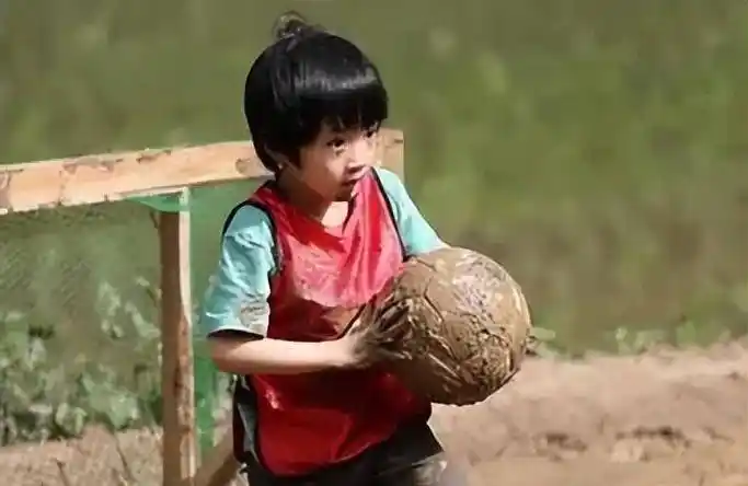 石头小时候太过顽皮,郭涛作为严父会狠心教育孩子,如果不从小教导好