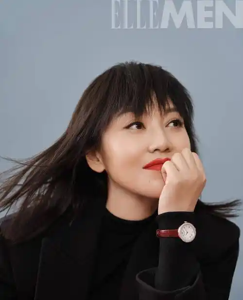 闫妮突破风格大片曝光,暗黑系造型大气时尚,佟掌柜美翻啦_黑色_套装