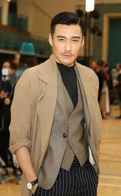 胡兵从小生活就无忧无虑,1990年身高189厘米的胡兵被邀请过来做模特.