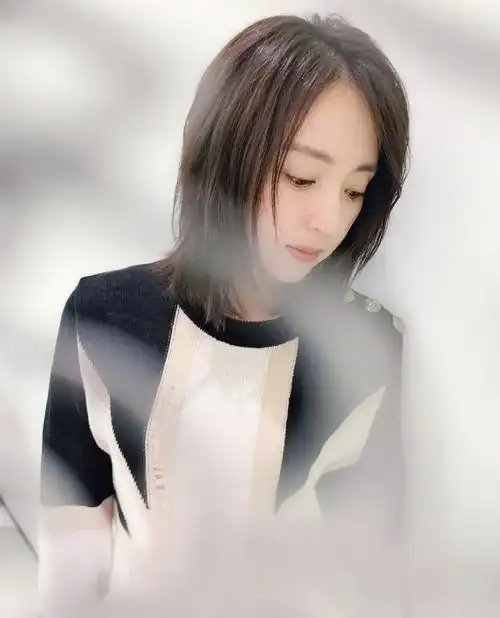 董璇晒短发造型超减龄,36岁嫩回26岁,早该剪这款发型了