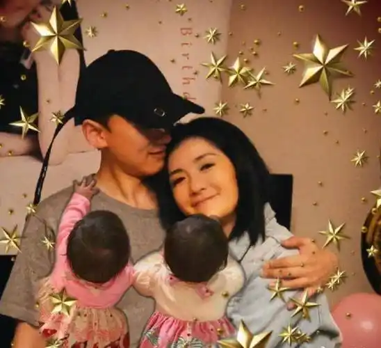 张杰晒一家四口照为跳跳俏俏庆生,一语道出为人父母的复杂心情!
