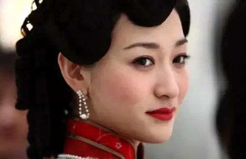 父亲为三块钱卖掉她,被公公欺负,携巨款逃走,前夫身份引轰动