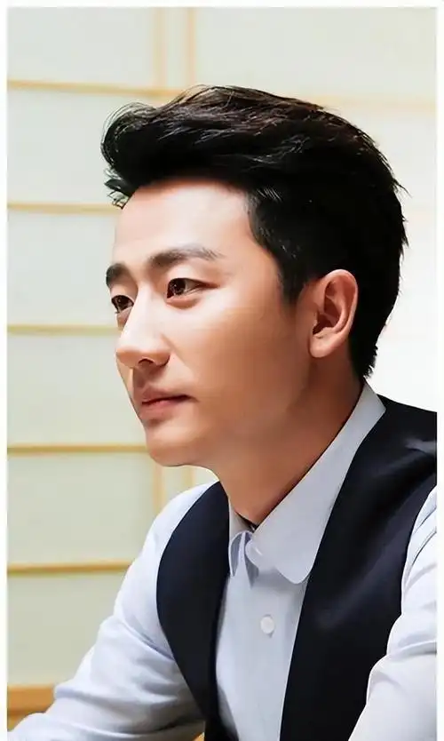 39岁黄轩公开恋情晒与女方合照,搂抱满脸甜笑,被问回应4个字!