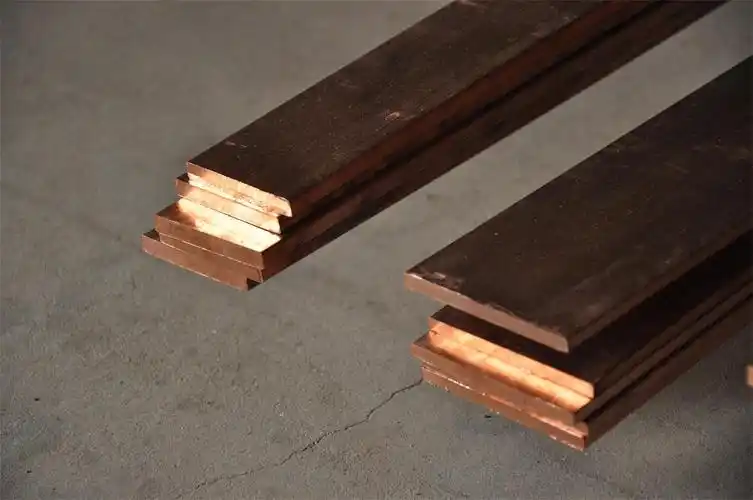 铜排又称铜母线,铜母排或铜汇流排,接地铜排,是由铜材质制作的,芥面