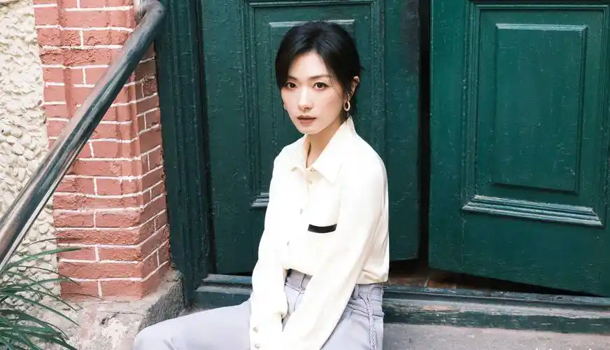 原创万茜室内浴缸大片白色衬衫配黑色西裤干练优雅气场十足