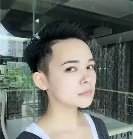 铲青超短发女   大旁分背头发型设计,搭配长一边铲青的处理,造型